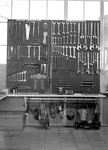 168987 Afbeelding van het gereedschapsbord met gereedschappen in een werkplaats voor het brugonderhoud van de N.S. te ...